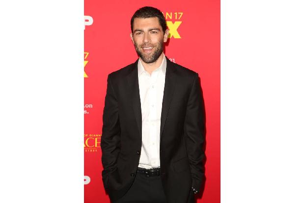 ...Max Greenfield (Ronnie) hinderte das nicht, ihre Rollen in der Show zu übernehmen, obwohl die Worte ziemlich deutlich war...