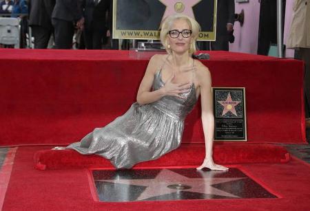 Mit 49 Jahren darf sich auch Gillian Anderson endlich über einen Stern auf dem 'Walk of Fame' freuen. Am Montag (8. Januar) ... Mit 49 Jahren darf sich auch Gillian Anderson endlich über einen Stern auf dem 'Walk of Fame' freuen. Am Montag (8. Januar) ...
