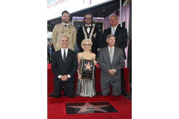 ...die Vergabe feierlich zelebriert. Mit dabei: Joel McHale, Bryan Fuller, Leron Gubler (obere Reihe) als Support für Gillia...