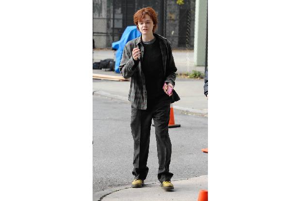 ...versteckte sich einst hinter diesem burschikosem Look und roter Kurzhaarfrisur? Elle Fanning kann man so tatsächlich in '...