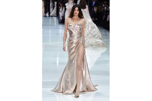 ...in Paris bei der Couture-Woche für Labels wie Giorgio Armani Privé oder Ralph and Russo über den Laufsteg schwebte. Aus d...