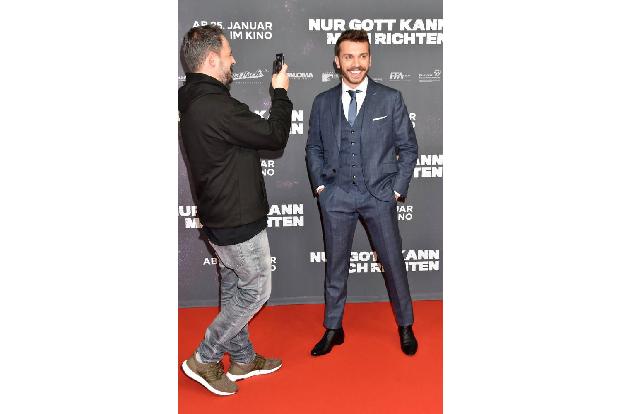 ...ist seitdem scheinbar ein echter Fan von Edin Hasanović, machte am Donnerstag in Berlin auf dem roten Teppich sogar gleic...