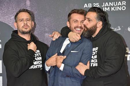 ...Kida Ramadan gab es sogar ein Küsschen beim Special Screening am Berliner Alexanderplatz. Neben Edin spielt übrigens noch...