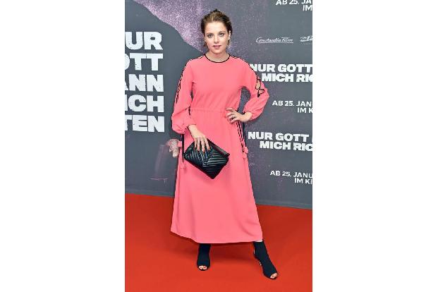 ...gucken wollte Jella Haase, die zum Special Screening von 'Nur Gott kann mich richten' gekommen war, genauso wie...