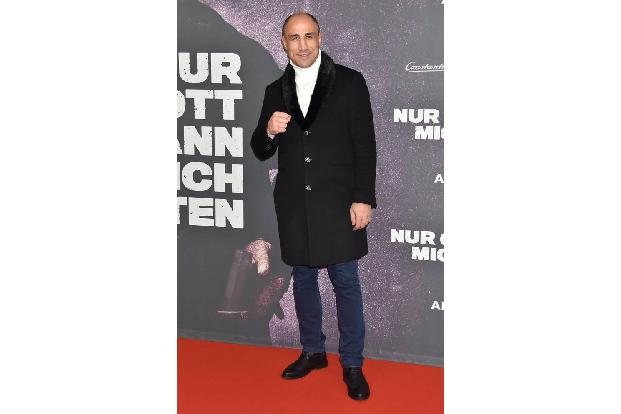...auch Arthur Abraham. Der Boxprofi weiß wenigstens, wie er die harten Jungs (und Mädls) auf dem Red Carpet des Alexanderpl...