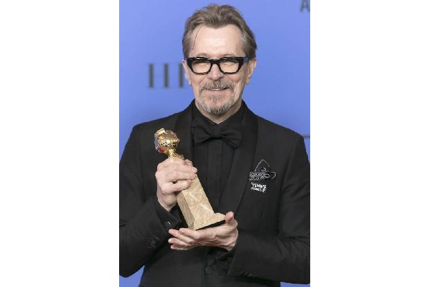 ...Gary Oldman darf den Preis als bester Schauspieler in einem Drama in den Händen halten. Sein Film 'Darkest Hour' hat offe...