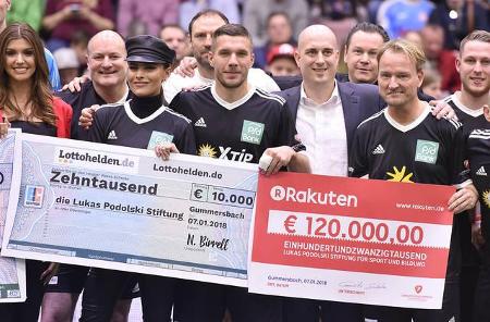 Wenn Lukas Podolski für seine Stiftung Geld sammeln will, muss man die deutschen Promis nicht zweimal bitten. 