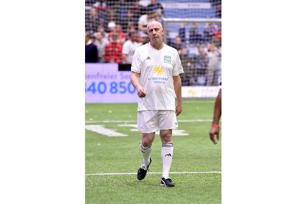 ...Fußballtrainer Mario Basler ihre Trikots überstreiften. Nur einer fehlte: Lothar Matthäus musste angeblich wegen Krankhei...