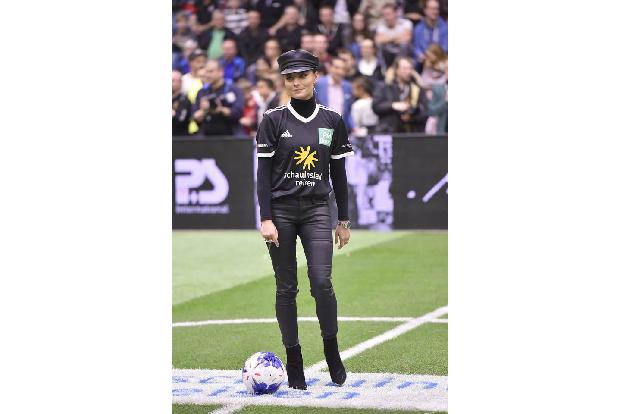 ...sah man eine Sophia Thomalla mit High Heels auf dem grünen Rasen - auch nicht schlecht. Ob sie da mit den Bällen so richt...