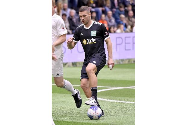 ...richtig geht, zeigte aber ohne jeden Zweifel Poldi himself. Da konnten die anderen Promis aus seinem Team nur müde danebe...