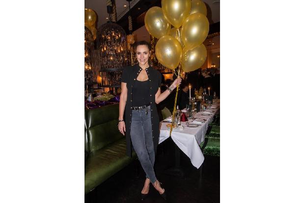...Esther Sedlaczek ließ sich dafür dazu hinreißen, mit ein paar Luftballons zu posieren. Wirklich glücklich sah sie dabei a...