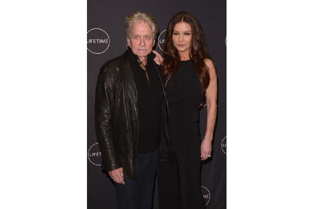 ...es auch bei Michael Douglas und Catherine Zeta-Jones ein wenig ruhiger zugehen. 2013 gingen sie kurz getrennte Wege. Aber...
