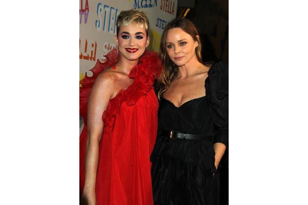 Katy Perry hat einen extravaganten Modegeschmack, wie wir alle wissen. Stella McCartney trifft den anscheinend genau. Die De... Katy Perry hat einen extravaganten Modegeschmack, wie wir alle wissen. Stella McCartney trifft den anscheinend genau. Die De...
