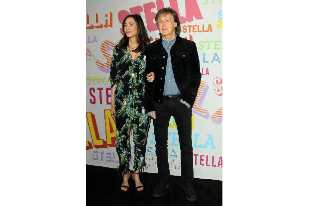 ...auf der Präsentation von Stellas Herbstmode für 2018 getragen hatte. Die Fashionshow ließen sich auch Paul McCartney und ...