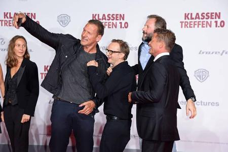 Noch schnell ein obligatorisches Selfie vom Red Carpet: Ralf Moeller, Milan Peschel, Samuel Finzi und Til Schweiger haben si...