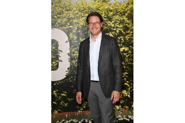 Andreas Scheuer etwa kam nicht in einem Anzug, sondern mit grauem Sakko, grauer Hose und weißem Hemd - was wohl so leger ist...