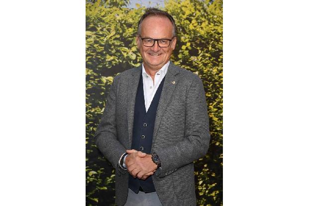 ...Frank Plasberg in einem Fernsehstudio, um sich über die Lage der Nation zu unterhalten. Ob die auch beim BILD 100 Sommerf...