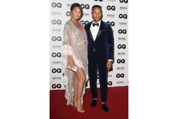 ...ist Stilikone John Legend. Der Sänger kam mit seiner Frau Chrissy Teigen und strahlte auf dem roten Teppich seine gewohnt...