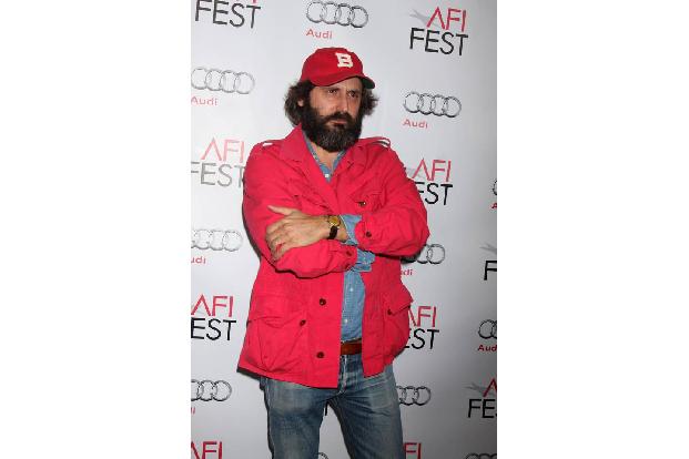 ...Musiker Quentin Dupieux alias Mr. Oizo nicht wirklich als er selbst berühmt, sondern eher dank des verrückten, gelben Plü...