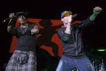...Bild: Coolio und Vanilla Ice! Hier treten die Hip-Hopper 2017 gemeinsam auf der 'I Love The 90s'-Tour in Glasgow auf. Ihr...
