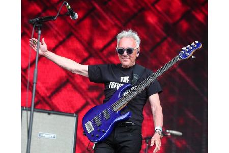 ...Trevor Horn, hier 2016 auf dem Rewind South Festival in London am Bass. Echte Musikkenner wissen, wer er ist: Der Mann, d...