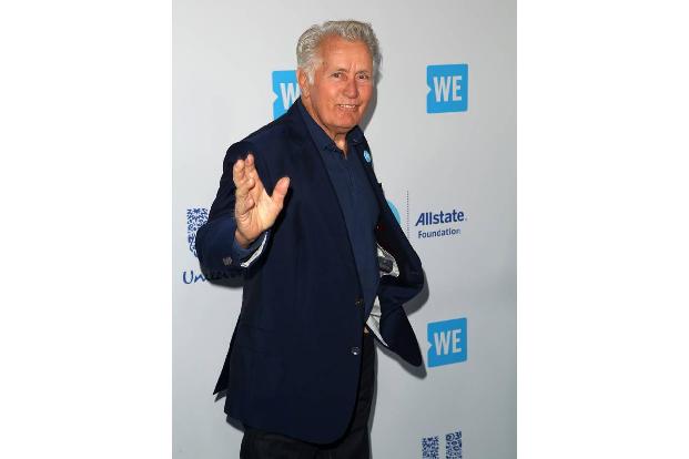 ...Martin Sheen, der selbst eine beachtliche Karriere als Darsteller vorweisen kann. Charlies Mutter ist Janet Templeton, se...
