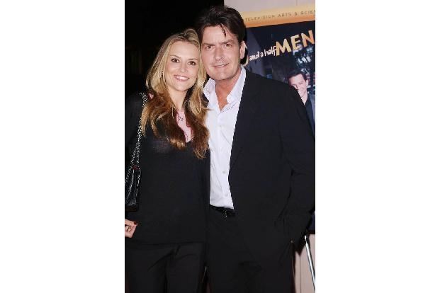 ...Brooke Mueller wurde Charlies dritte Ehefrau, die er 2008 heiratete. Nur zwei Jahre später reichte er wieder die Scheidun...