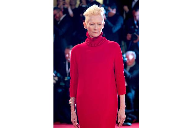 Zeitlos, klassisch, schlicht – Tilda Swinton hat ihren ganz eigenen Style. Die Britin schafft es dabei, pure Eleganz und Nob...
