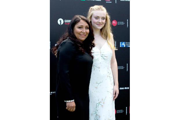 Regisseurin Haifaa Al Mansour kam zu der Filmvorführung von 'Miu Miu Women's Tales' mit Dakota Fanning. Die beiden Filmgröße...