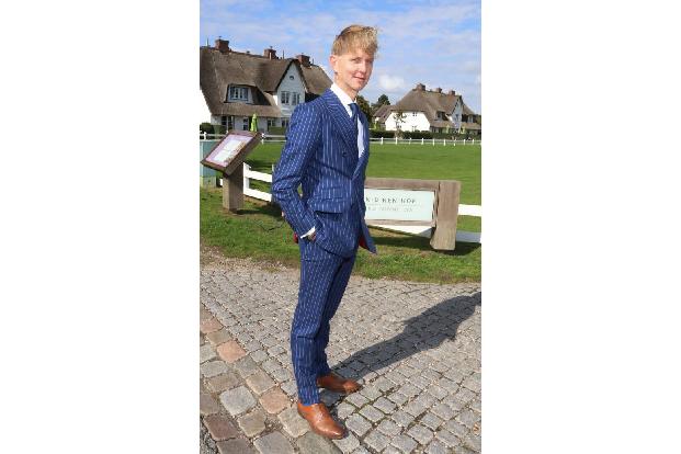 ...Max Raabe, ein enger Freund von Guido und Frank. In einem eleganten blauen Anzug zeigte sich der Sänger von seiner besten...