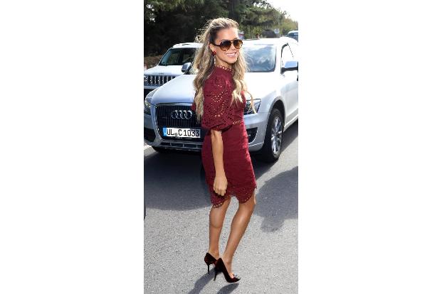 ...Sylvie Meis ließ sich die Hochzeit natürlich nicht entgehen und begeisterte in einem bordeauxroten Kleid mit schwarzen Hi...