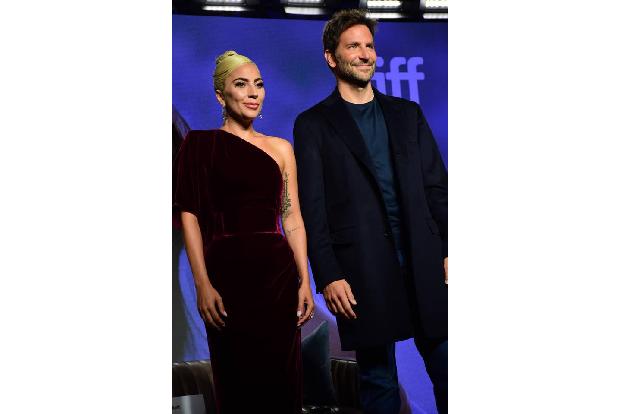 ...Bradley Cooper stolz sein wie Oskar - und sich Hoffnungen auf einen Oscar machen, denn seine Version der Geschichte einer...