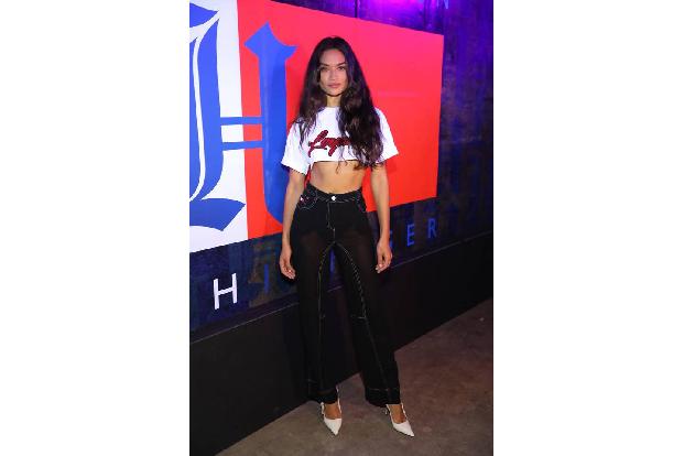 ...Shanina Shaik machte ihr diesen Look direkt nach und konnte ebenfalls punkten. Nicht auf Punkte, dafür auf Streifen setzt...