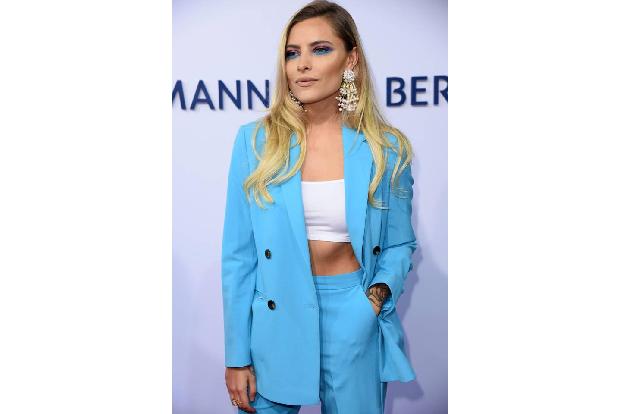 ...wollte sich auch Sophia Thomalla das Event nicht entgehen lassen. Im schicken blauen Kostüm posierte sie für die Fotograf...