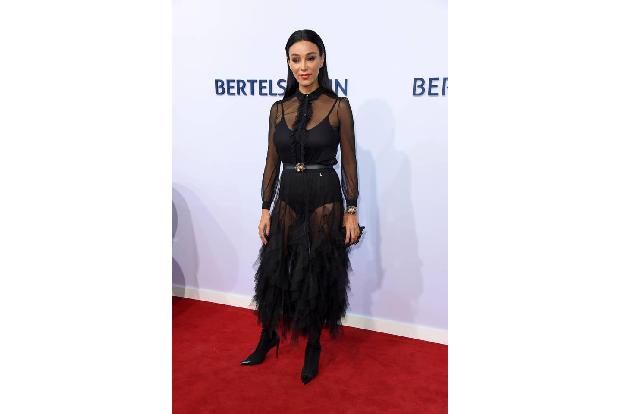 ...Verona Pooth verzauberte dabei den roten Teppich in einem schwarzen, eleganten Dress. Die Unternehmerin und Moderatorin w...