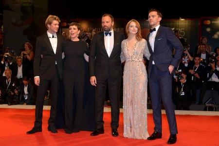 ...Joe Alwyn (l.) und Nicholas Hoult (r.) sind mit von der Partie, Regie führt der Grieche Giorgos Lanthimos. Doch bei der P...