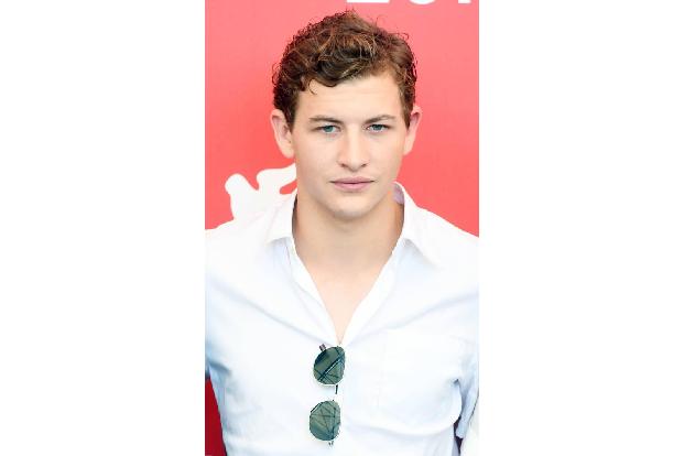 ...der sich zu einer Art Vaterfigur für einen jungen Mann, gespielt von Tye Sheridan, entwickelt. Die Kritiker waren bislang...