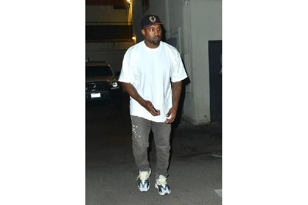 ...Kanye West. Der unterstützt den Republikaner bereits seit langem und will ihm deshalb auch nicht in die Quere kommen, sol...