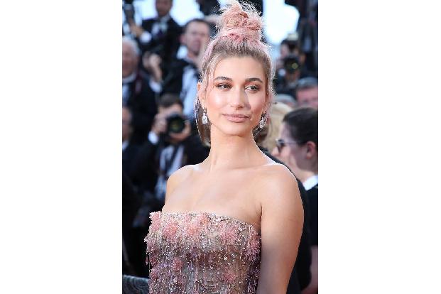 ...kann sich Model Hailey Baldwin zum Vorbild nehmen. Auf den diesjährigen Filmfestspielen in Cannes präsentierte sie sich a...