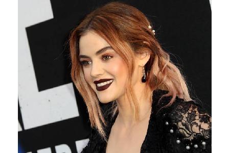 ...ganz genau auf Lucy Hale. Die 'Pretty Little Liars'-Schönheit zeigte auf einer Filmpremiere im April, dass Pink nicht sch...