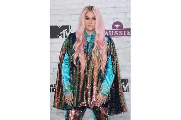...Sängerin Kesha. Das Popsternchen hat lediglich ihre Spitzen zart gefärbt. Wie Pixie Lott kombiniert sie ihre weiche Haarf...
