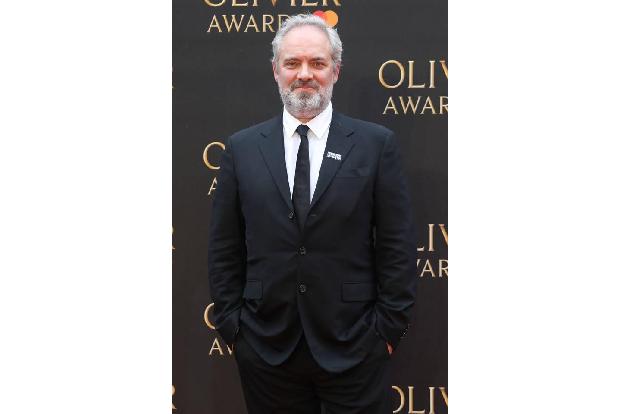 ...Sam Mendes inszeniert worden. Der hatte sich vorher nicht unbedingt als Meister der Action hervorgetan, brachte er doch d...