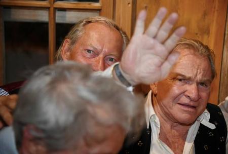 ...Fritz Wepper spielte den Grantelhuber und motzte los, als die Paparazzi ihn ins Visier nahmen. Aber mal ehrlich: Ein 77-j...