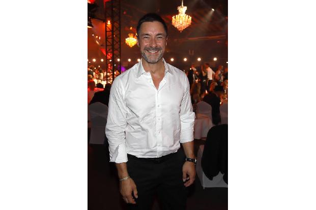 ...Marco Schreyl sichtlich, der seine gute Laune demonstrierte. Während er es sich auf dem Event einfach nur gut gehen lasse...