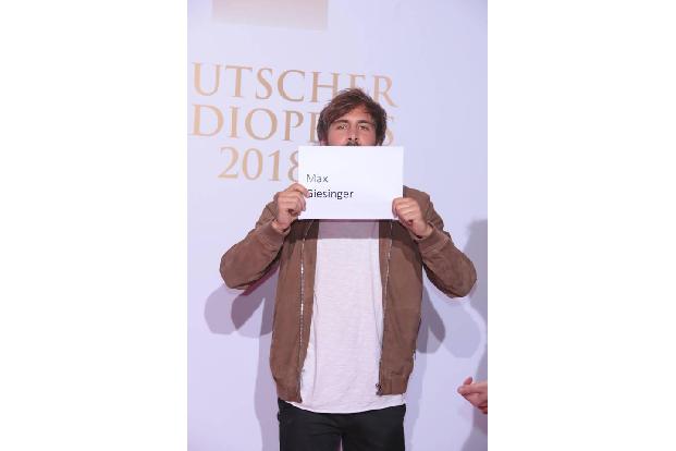 ...Max Giesinger kam eine Doppelfunktion zu, denn er hielt nicht nur die Laudatio für die beste Sendung (FluxFM für 'Im Unte...
