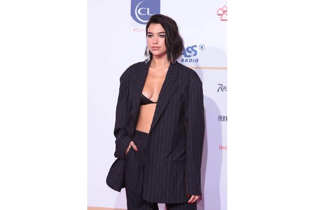 ...Dua Lipa war angereist. Der britische Nachwuchsstar sang live seinen Song 'Homesick' und brachte damit das ganze Veransta...