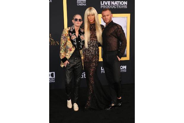 ...Trash-Glamour brachten diese drei mit: Nats Getty (links) erschien mit ihrer Lebensgefährtin Gigi Gorgeous und ihrem Brud...