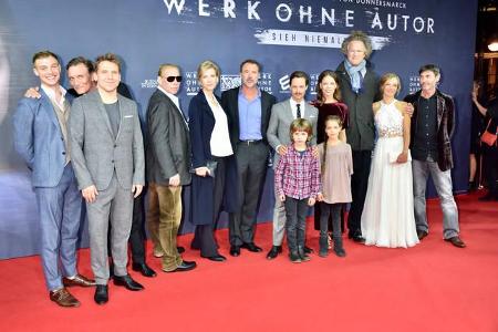 Das ist sie, die Crew von 'Werk ohne Autor'. Na ja, fast, denn einer der Stars fehlt auf diesem Premierenbild: Schauspieleri... Das ist sie, die Crew von 'Werk ohne Autor'. Na ja, fast, denn einer der Stars fehlt auf diesem Premierenbild: Schauspieleri...