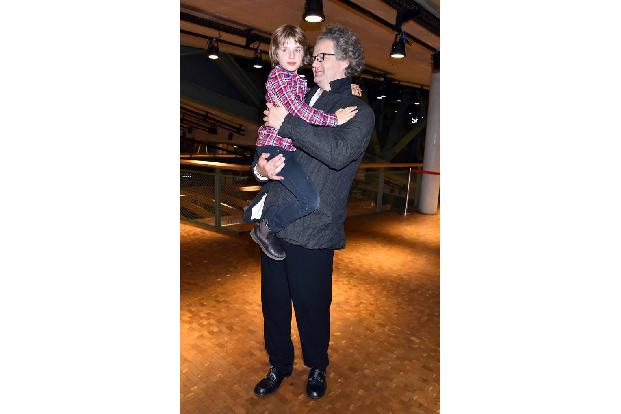 ...jeder. Auch Kinderstar Cai Cohrs, der den jungen Kurt verkörperte, ist offensichtlich zufrieden mit dem Filmemacher. Flor...