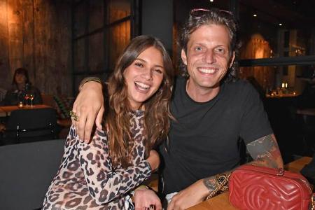 ...Model Giannina Müller und Autor Carl Jakob Haupt. Die beiden haben sich 2016 auf einer Zugfahrt von Berlin nach Köln kenn...